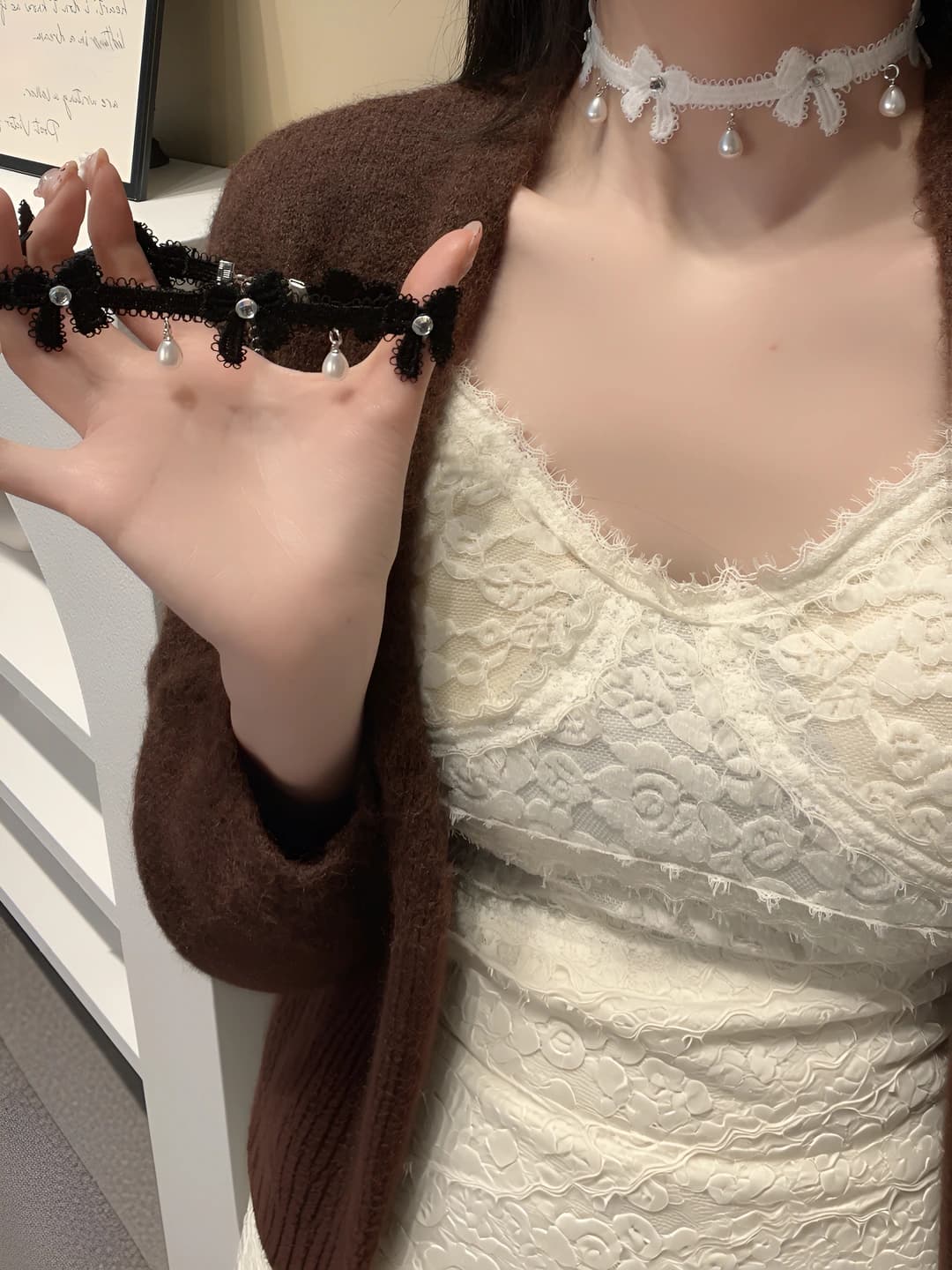 Ayollar uchun dantel choker: fransuz uslubidagi romantik, balet uslubidagi, tutqichli va simli, soxta marvarim va tutqichli, klavikula zanjiri