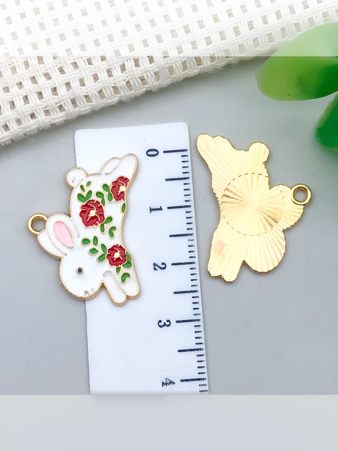1 pc floral white rabbit 19x27mm-1.5g