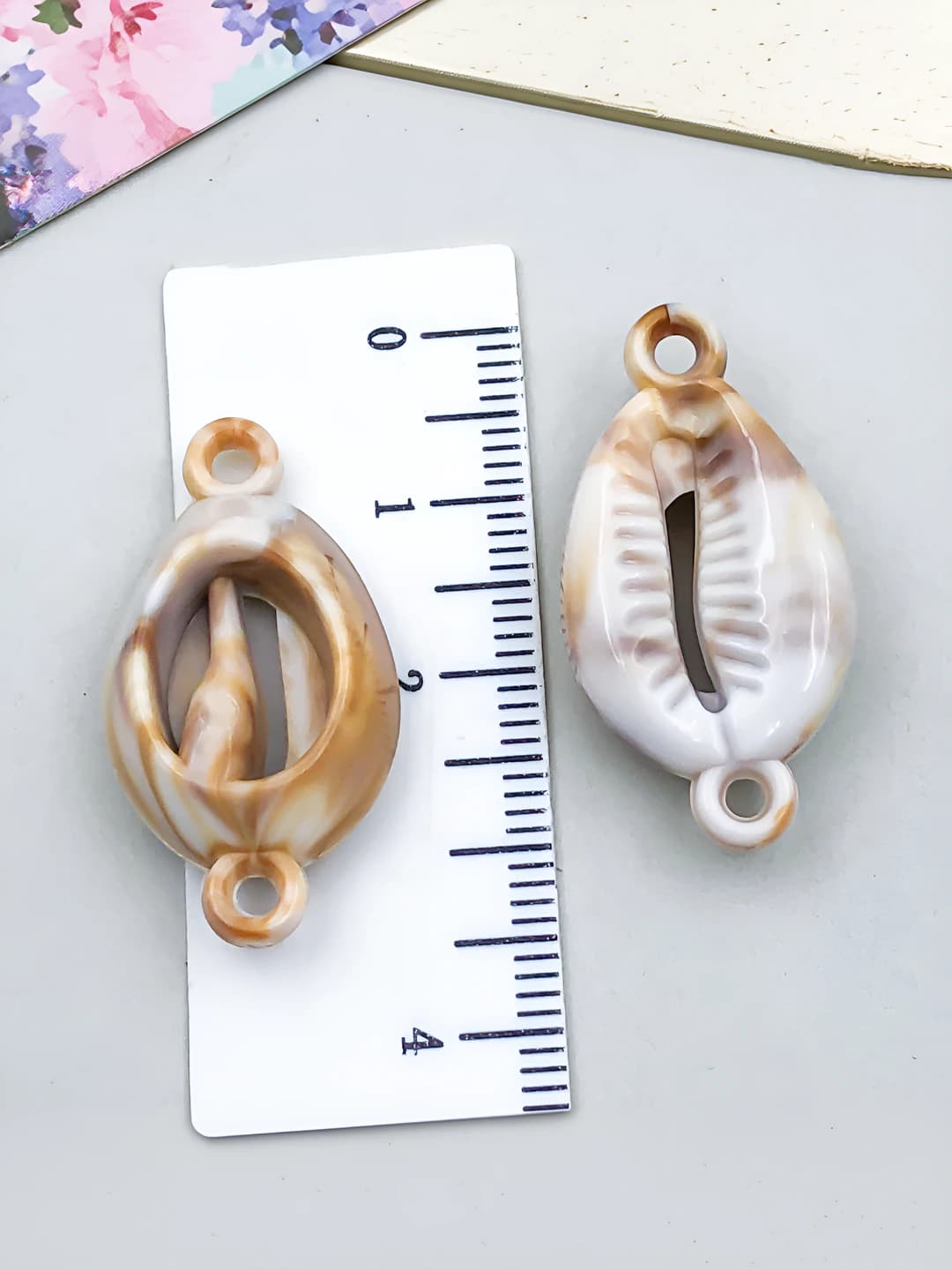 1 pc Beige acrylic ocean conch, 2 holes, 2 dangles, 30x16x8mm, 1.46g