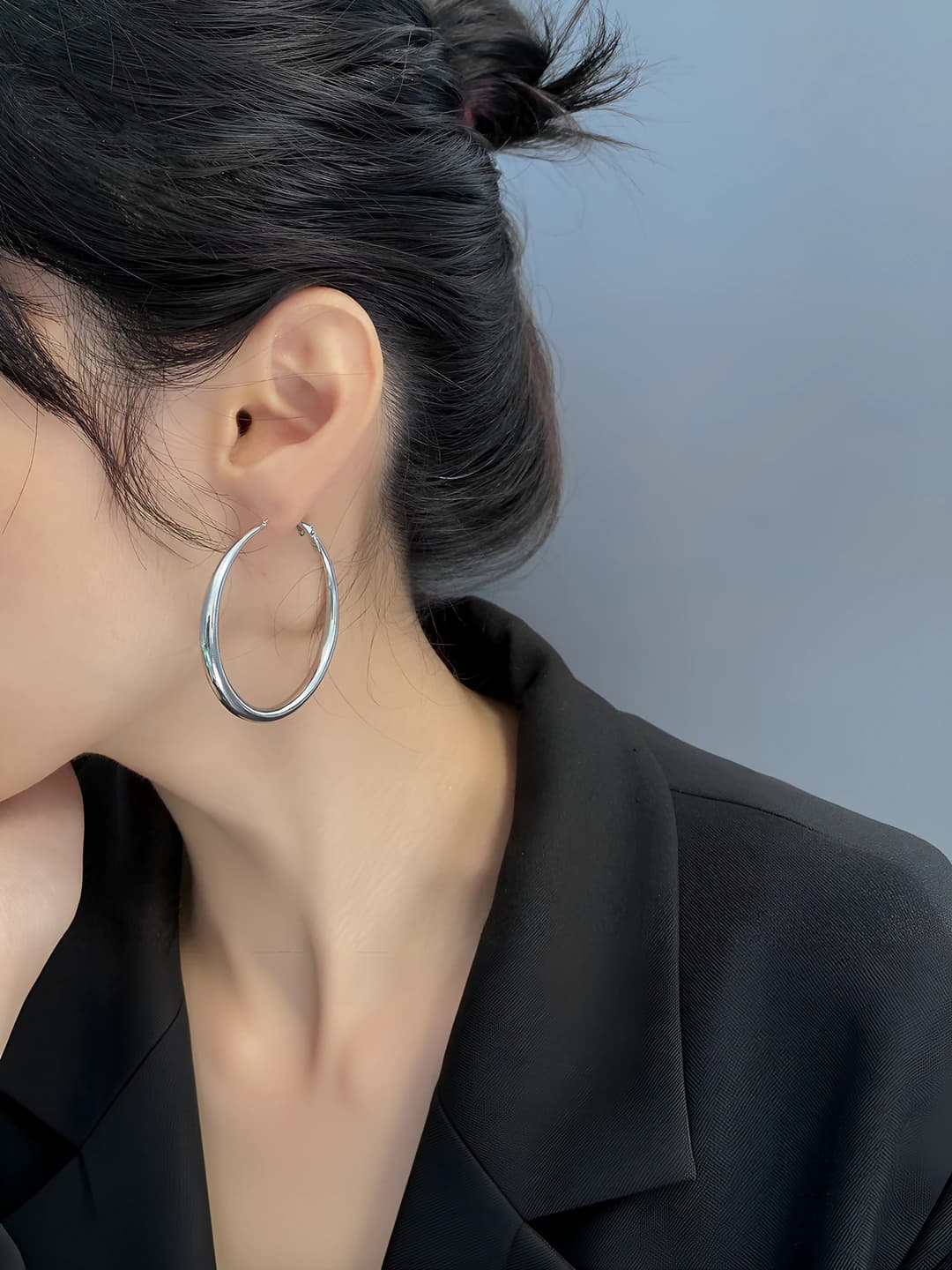 Women's large hoop earrings in light luxury style