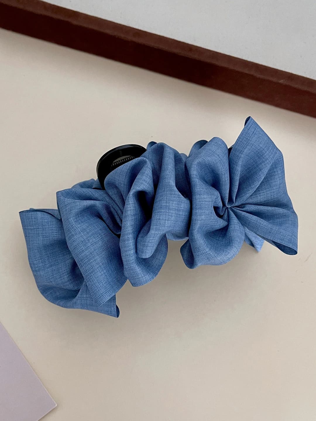 Light blue bubble clip