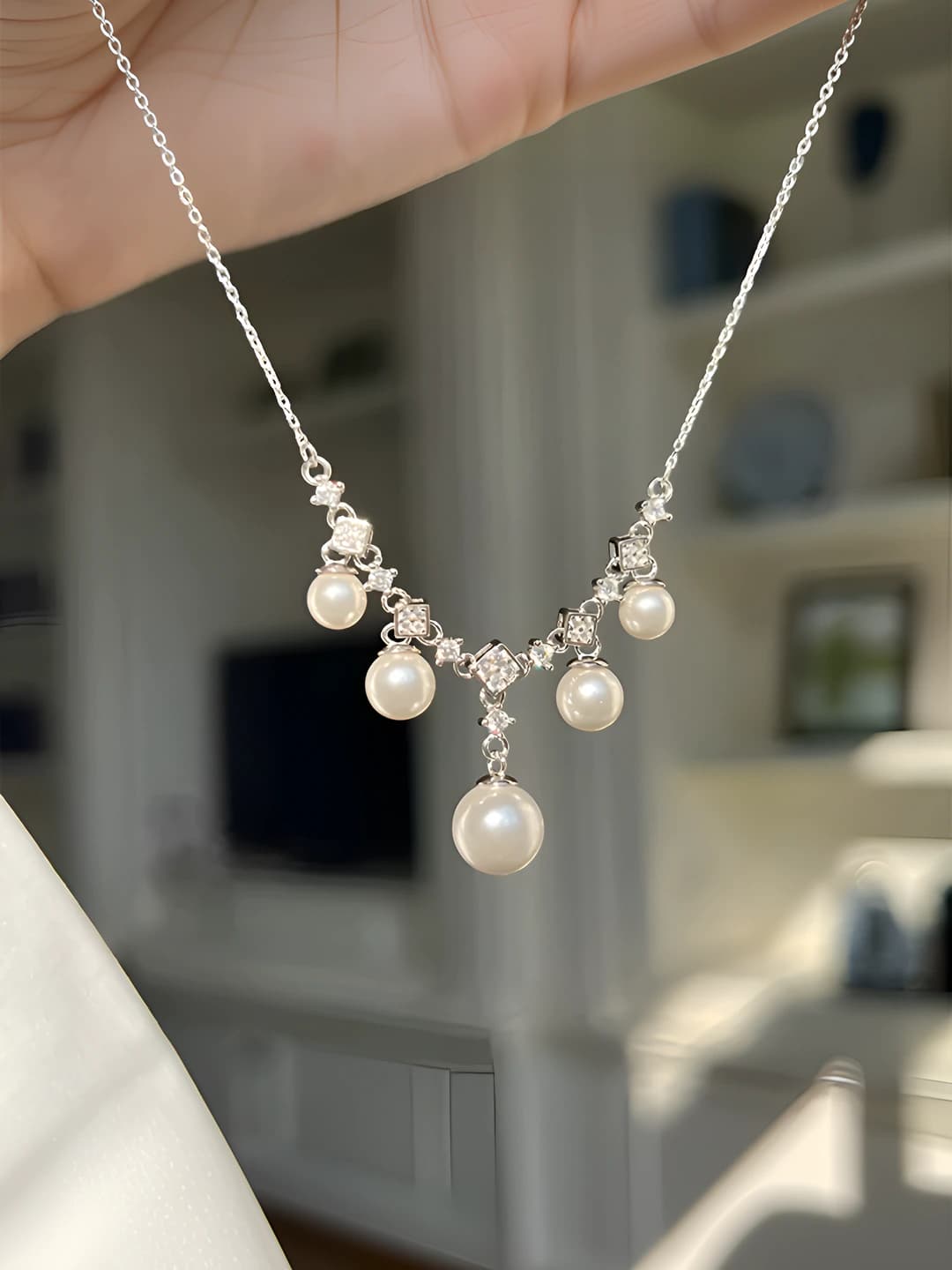 Dynamic tassel pearl necklace
