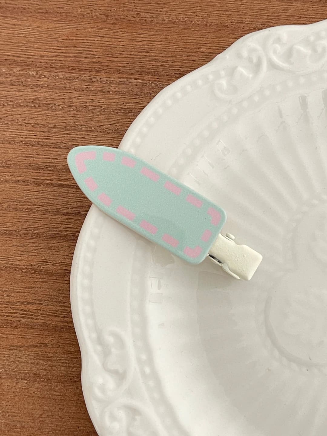 Line arrow hair clip, (cream green)