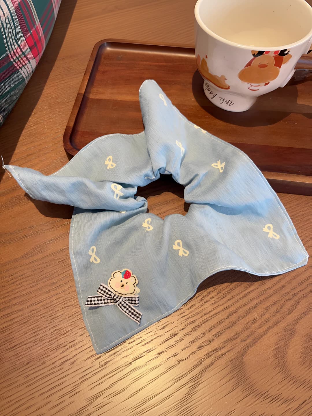 Blue bow, square