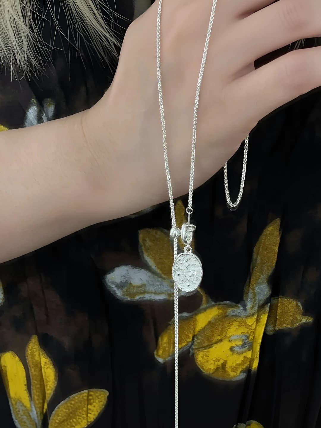 Women's retro pendant necklace with small daisies and silver tag, sweater chain, unique design