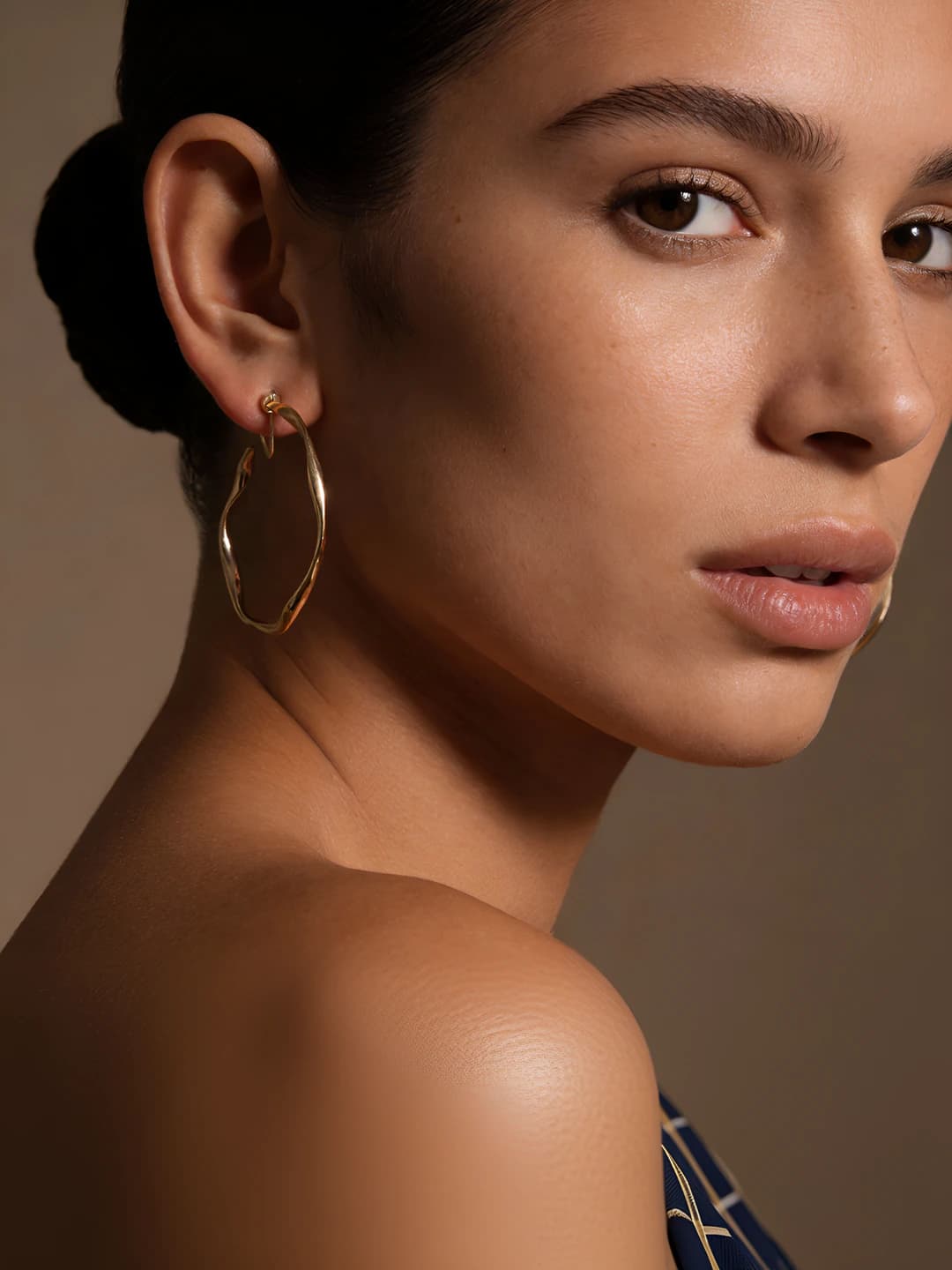 Women's metallic geometric twisted round ear clips, simple style earrings