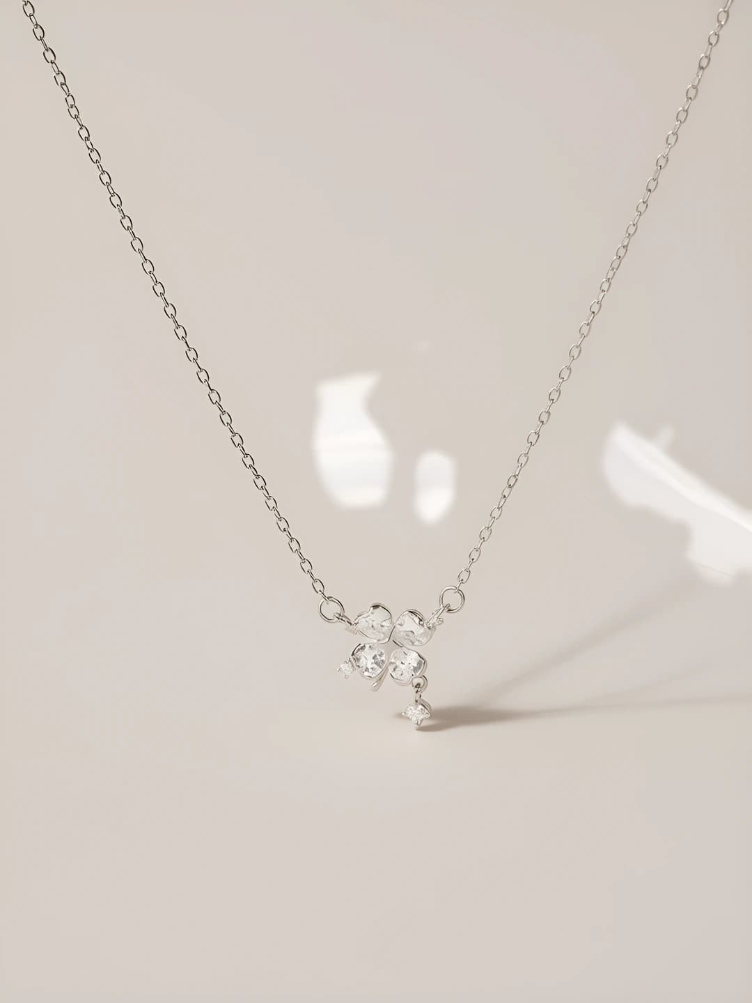 Women's four-leaf clover pendant necklace, ice effect, light luxury design, gift