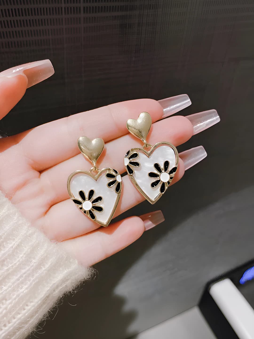Heart-shaped daisy earrings