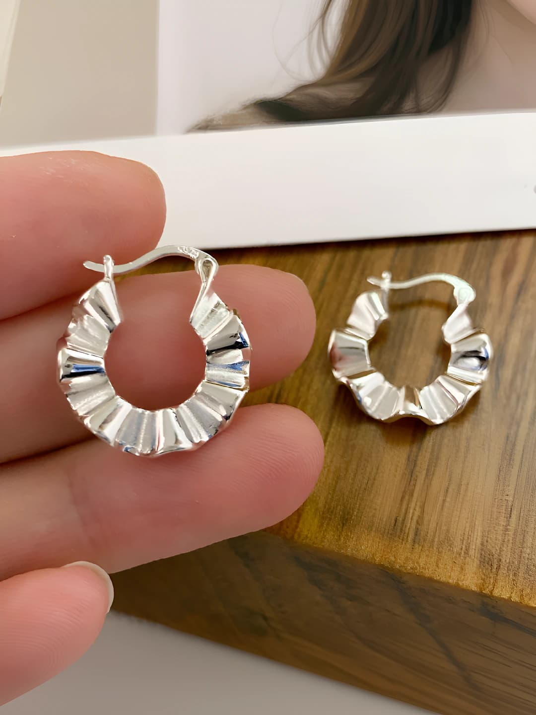 Wavy fold earrings (White gold)