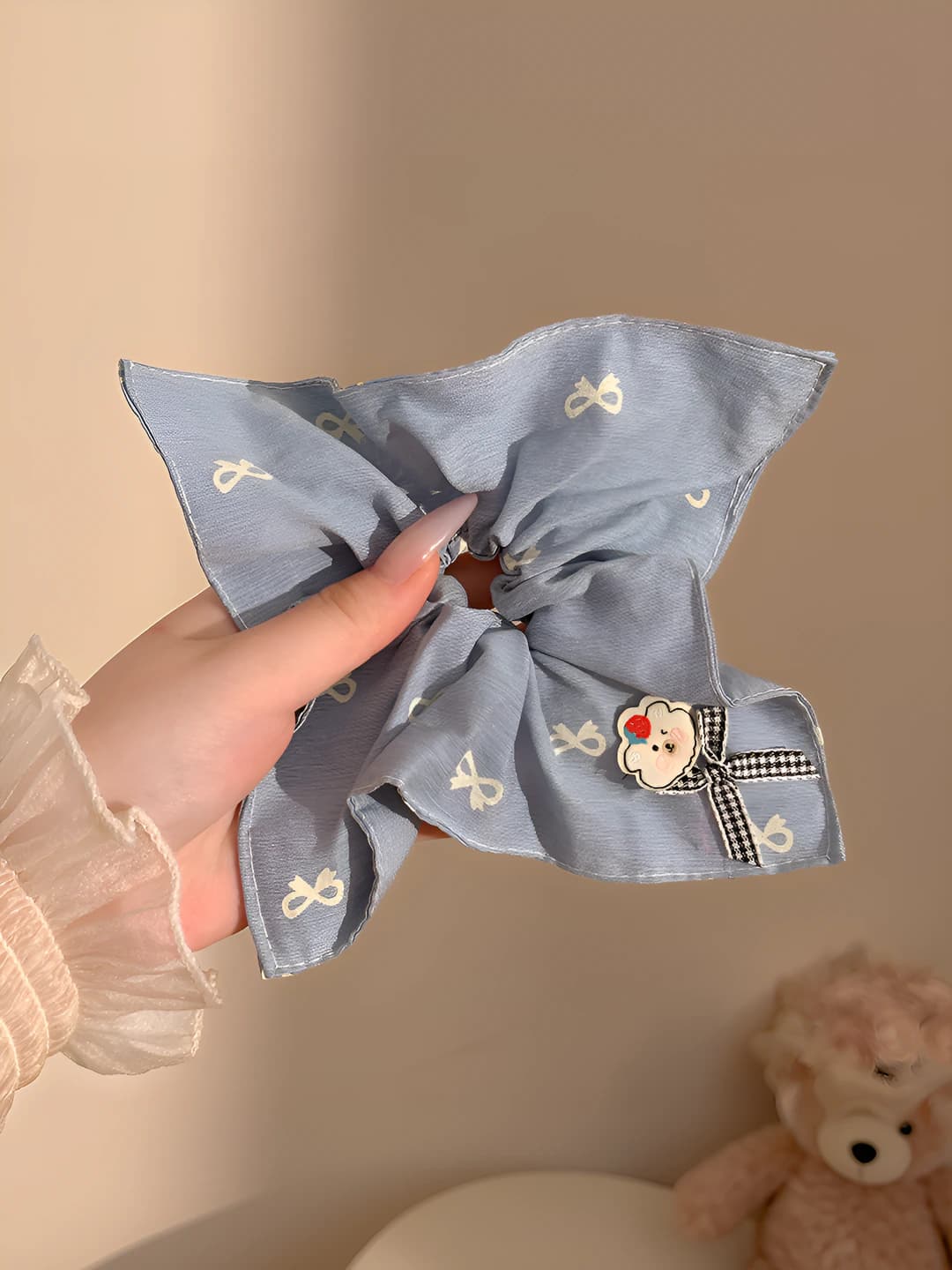 Blue bow, square