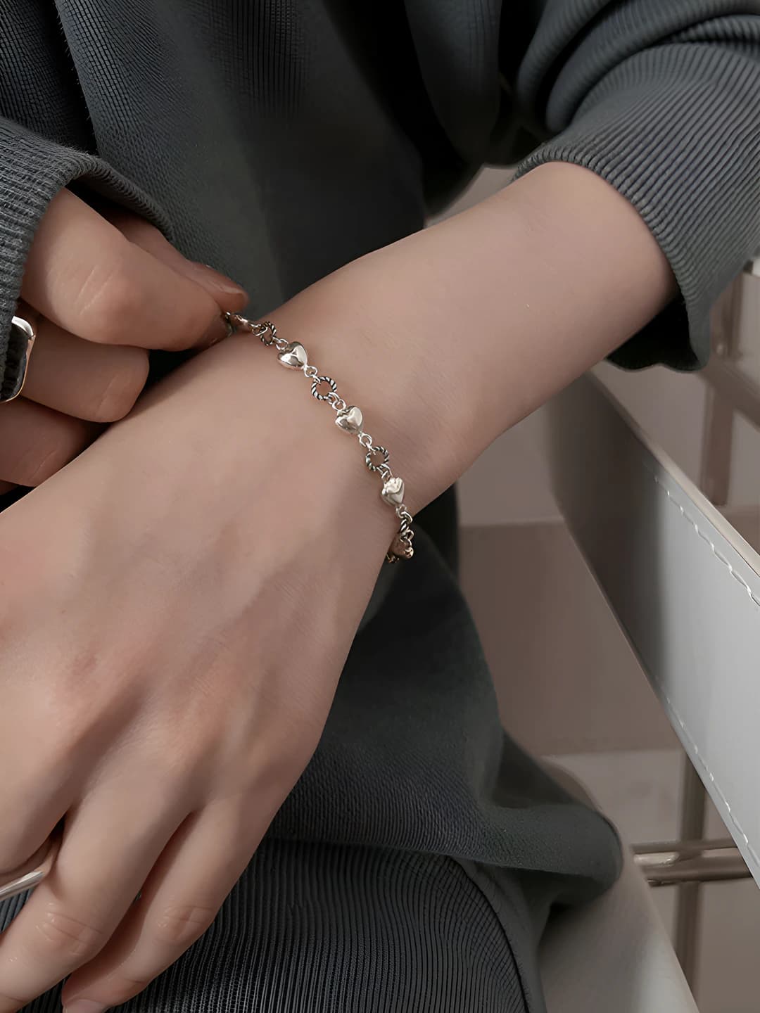 Ayollar uchun koreys uslubida retro shaklida yurak charm zanjir bilaguzuk