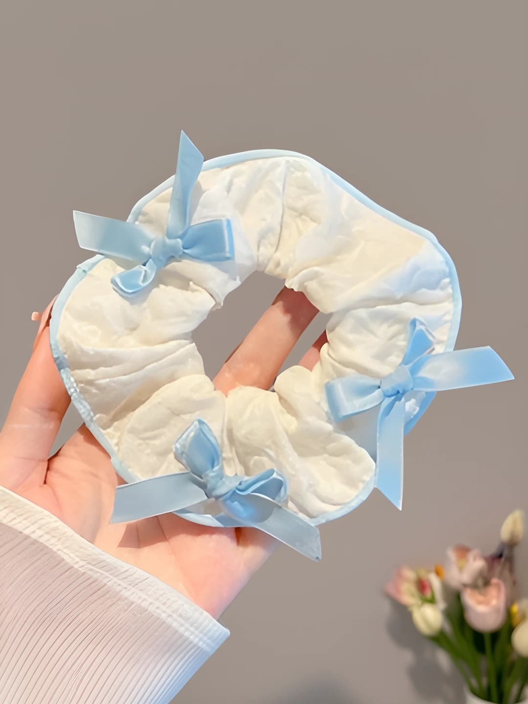 Blue-white bow, white 10 cm