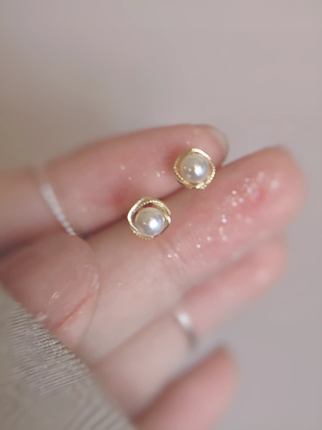 Women's retro French style geometric copper and pearl stud earrings