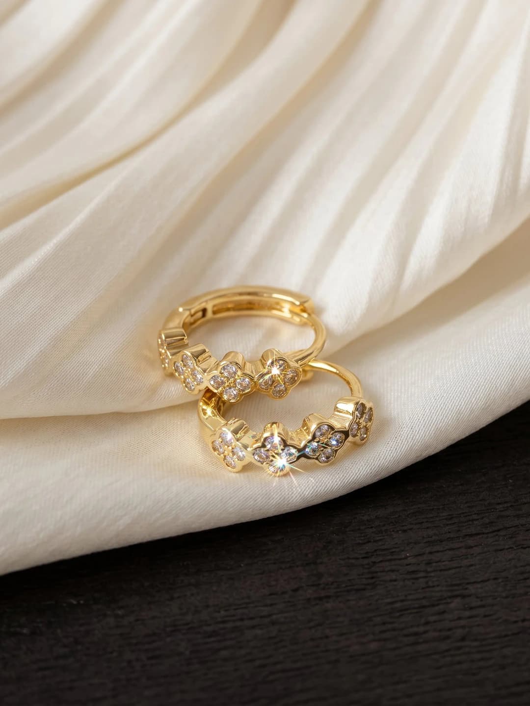 Floral zircon ear clip Gold