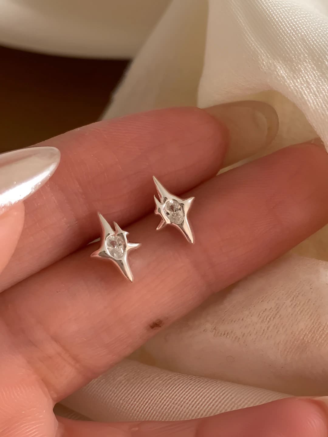 Silver 4-point star 0624