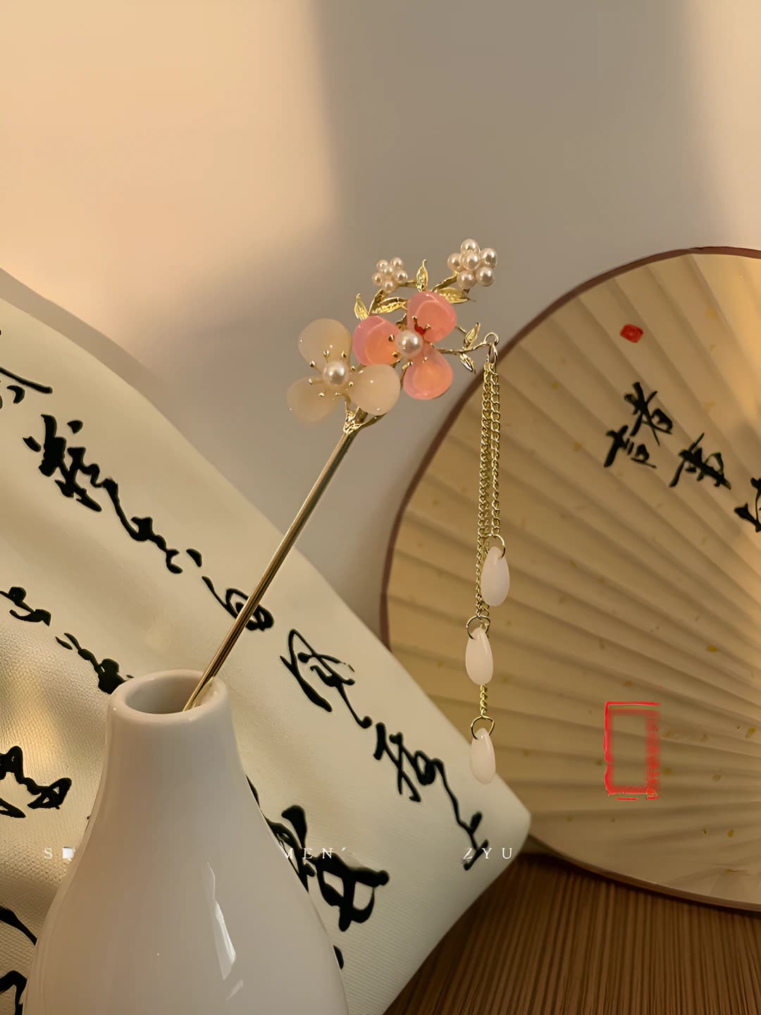 69# Oq-pushti ikki guli marvarid fring soch qirg'ichi - oltin (sumkada)