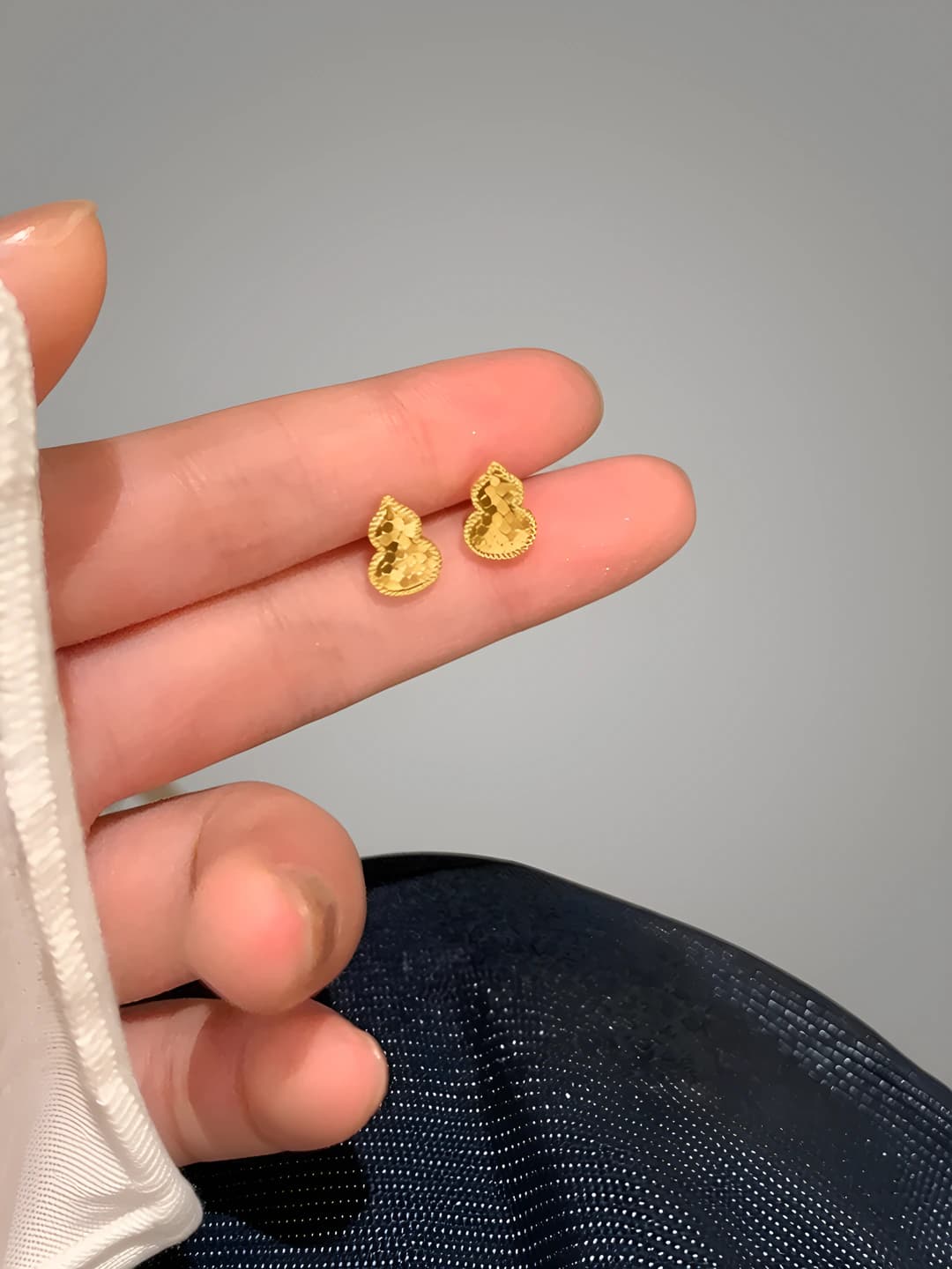 Gold gourd ear stud