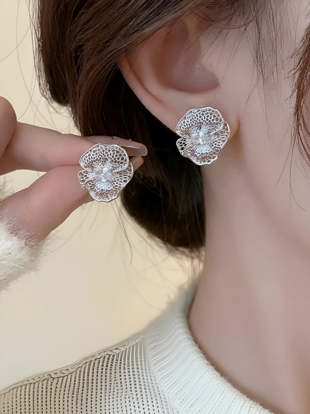 Серебряные цветные серьги с вырезом