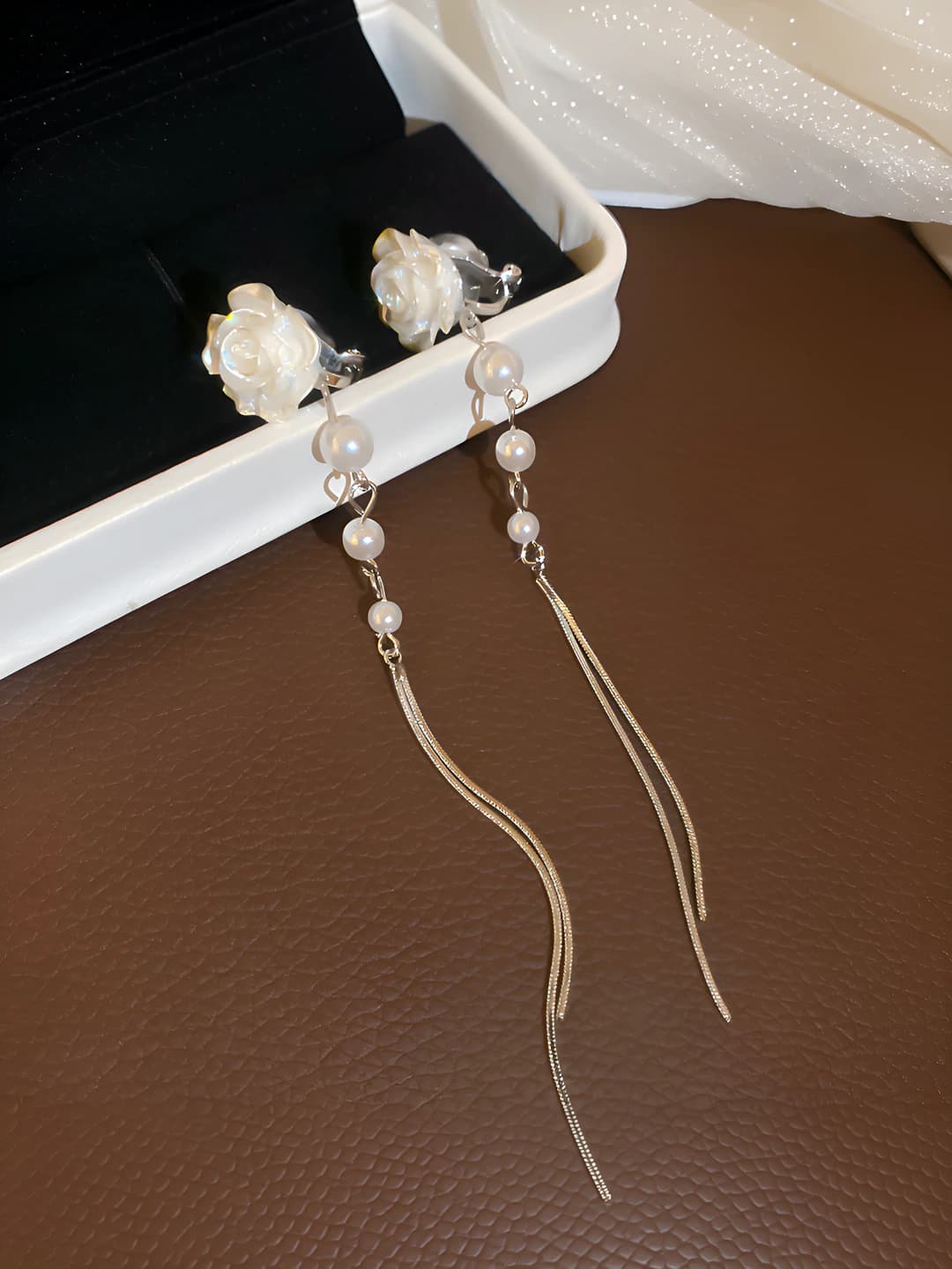 66 ear clip - silver - white