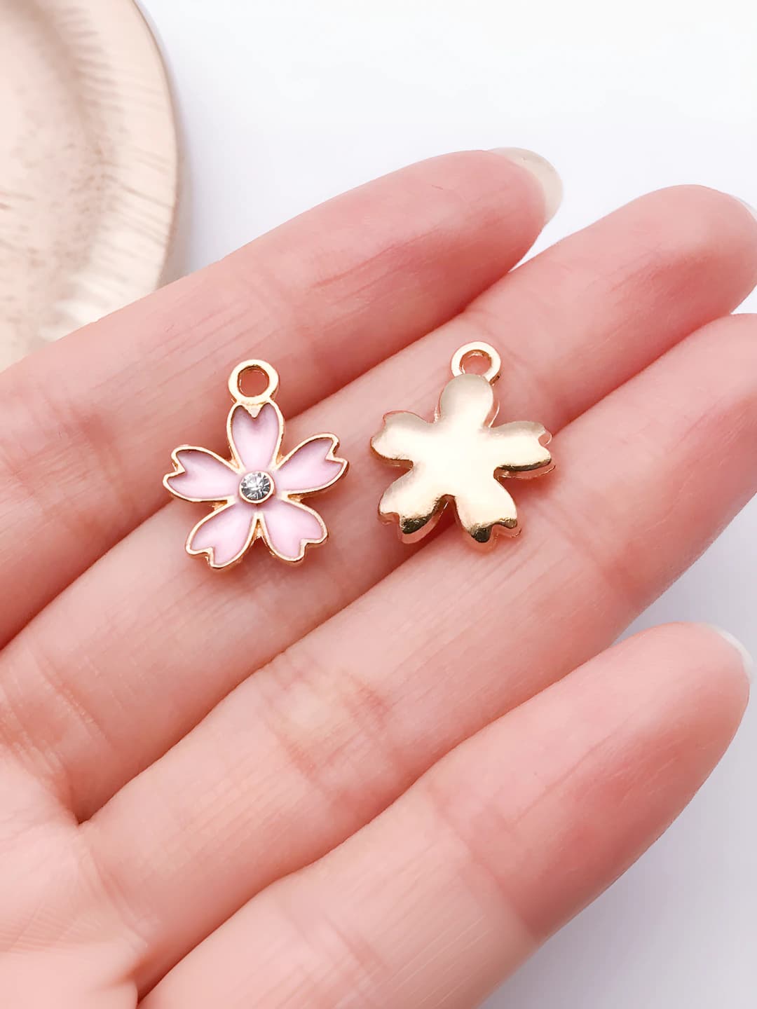 1 ta pushti qatqorli olmosli sakura - 13.6x16.5mm - 0.8g
