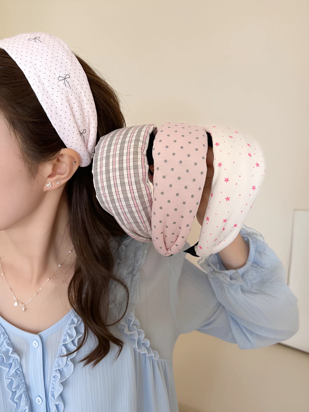Ayollar uchun koreys uslubida polka dot va yulduzli keng obodok