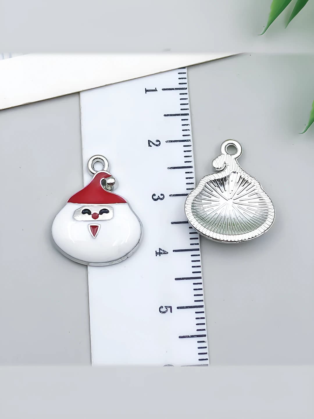 White gold, red-white, round, Santa Claus, 16x20mm, 1.6g