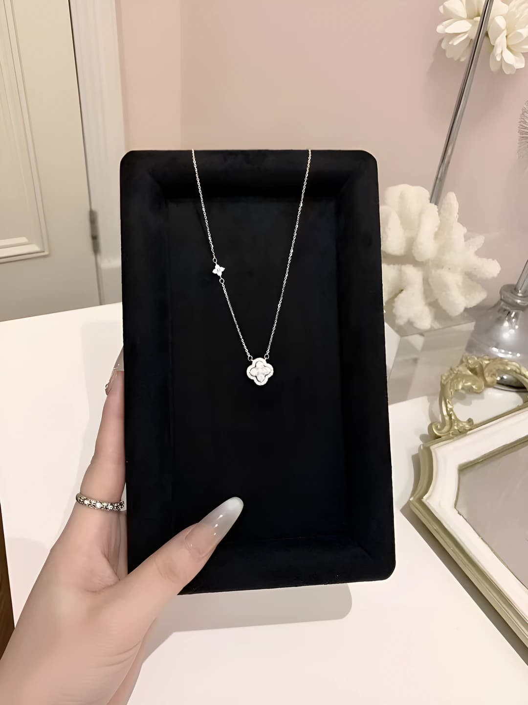 Women's clover pendant necklace, full diamond zircon, light luxury, niche, high-end, sparkling clavicle chain