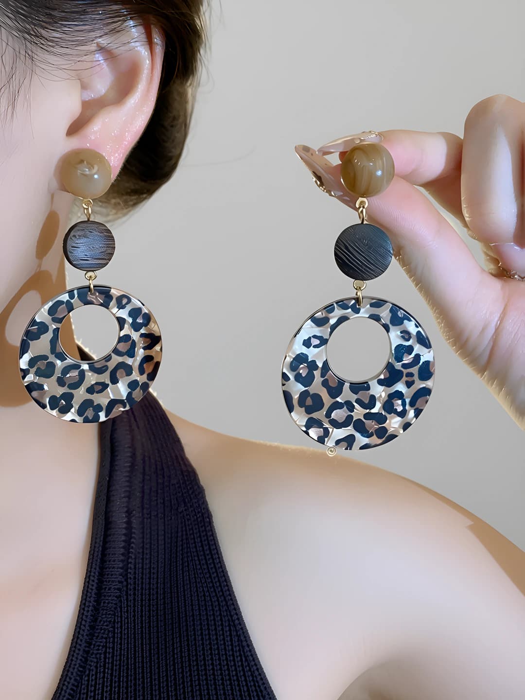 Women's round earrings made of resin and wood in retro maillard style with a premium feel