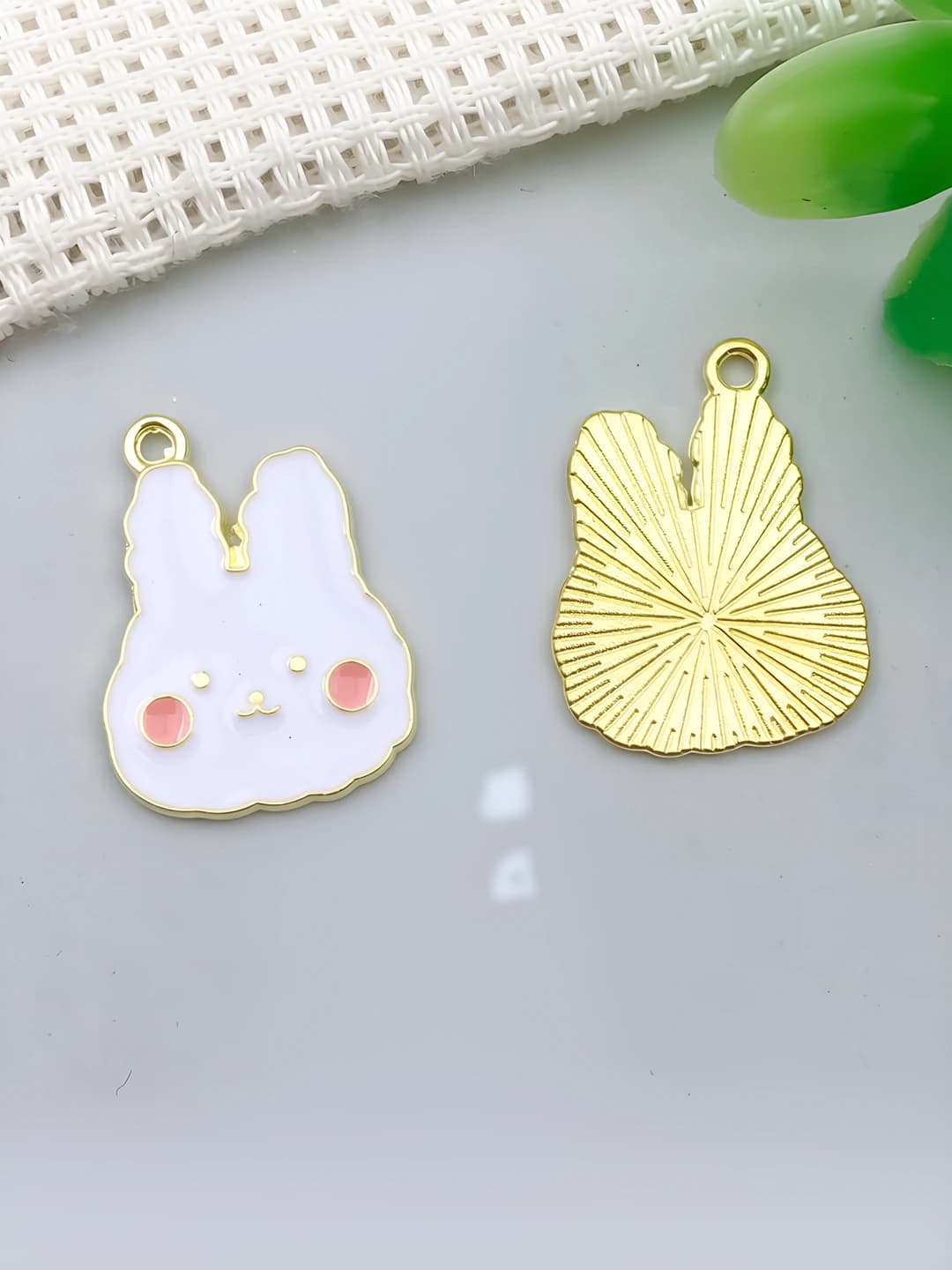 1 pc white cartoon rabbit head 18x25mm-1.8g