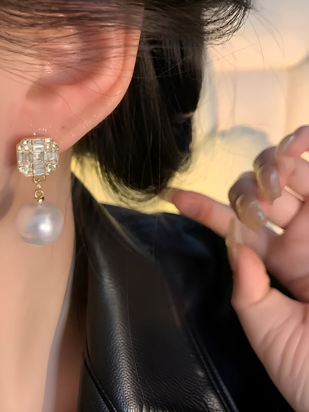 Women's pearl drop earrings with crystals in Korean style
