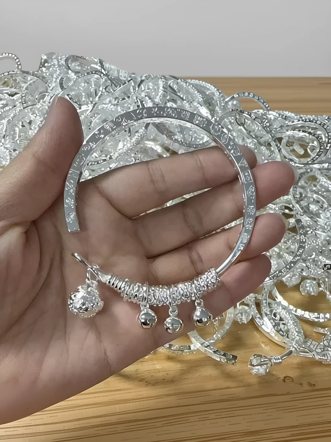 Браслет из серебра с колокольчиком