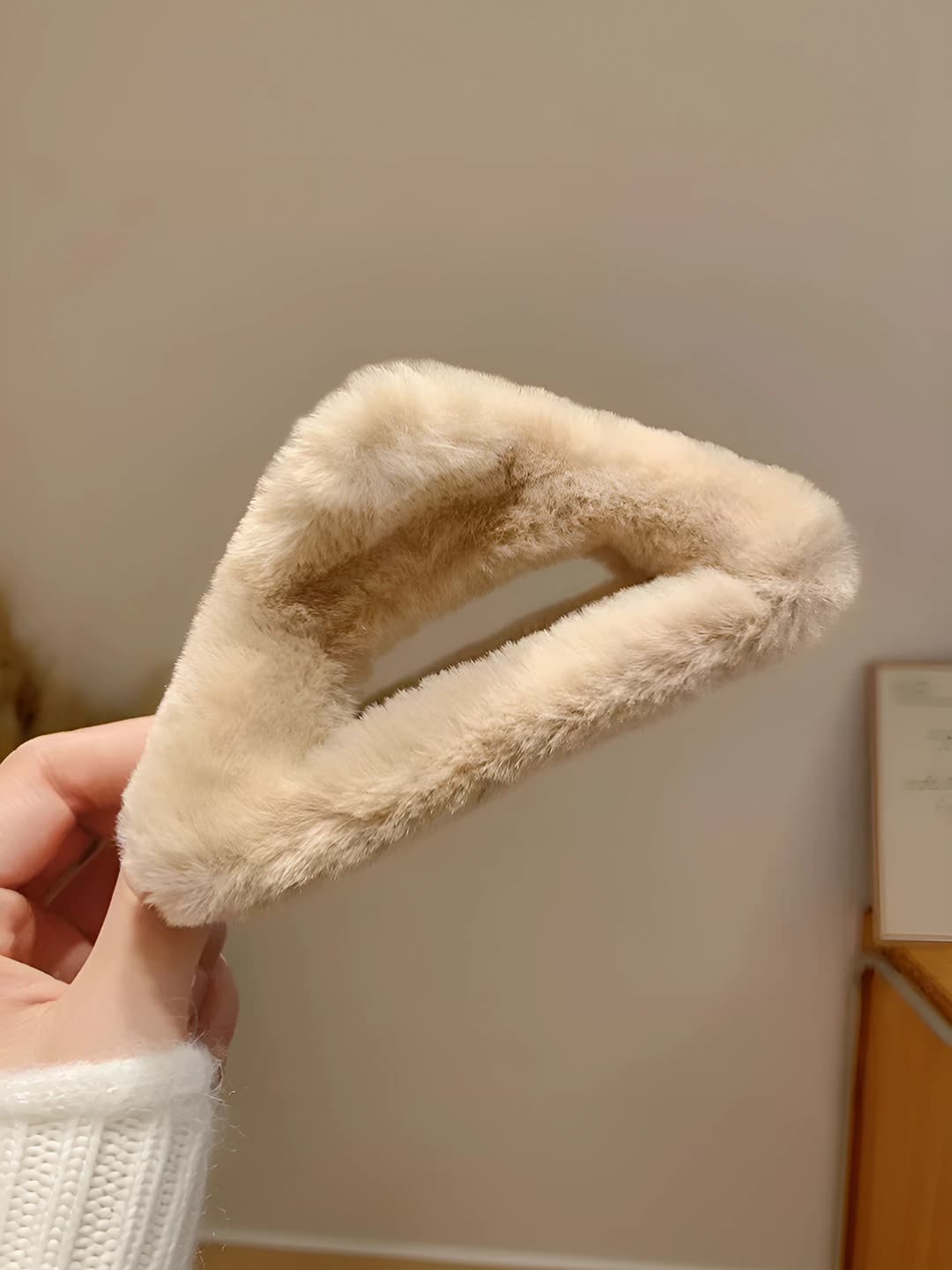 Fuzzy light coffee triangle clip-12cm