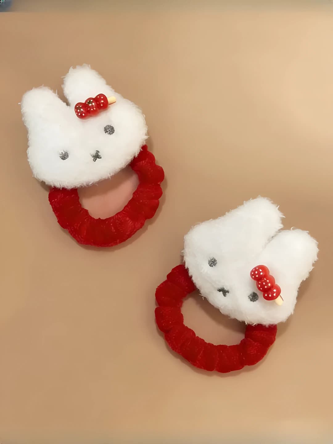 Ayollar uchun qizil rangli Miffy quyonchig'ining plyusheyk kartinik rezinkasi