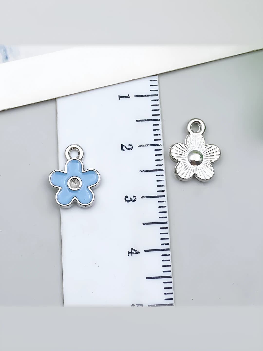 White K, light blue flowers, 10x13mm, 0.5g