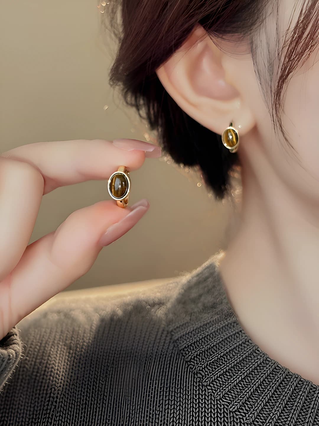 Ayollar uchun retro uslubdagi tigr ko'zi toshli oval stud ziraklar, kichik va nozik dizayn elementi