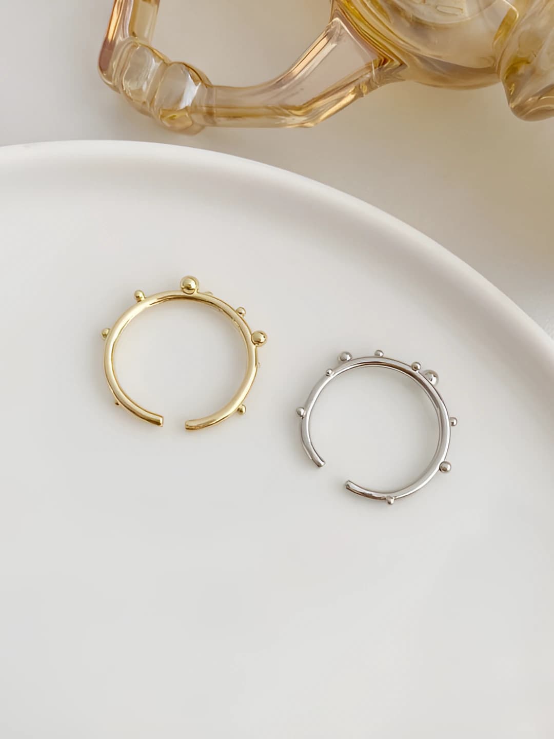 Women's open geometric ring: simple style with metallic design element