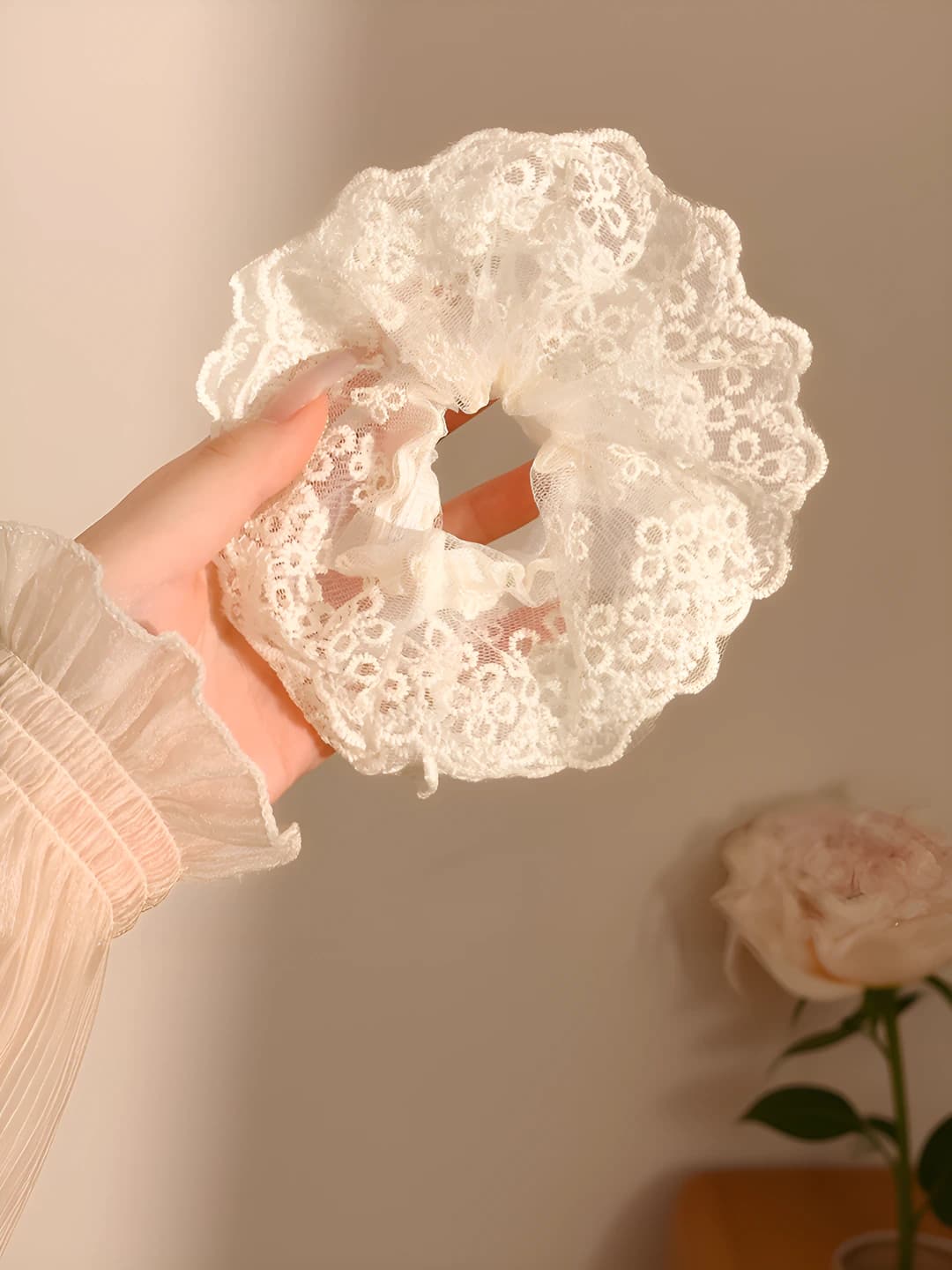 Four-leaf clover lace off-white scrunchie - 16CM