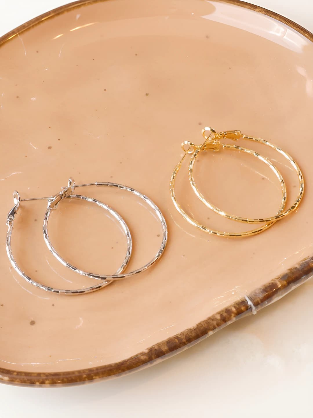 Women's geometric design mosaic texture hoop earrings in casual style