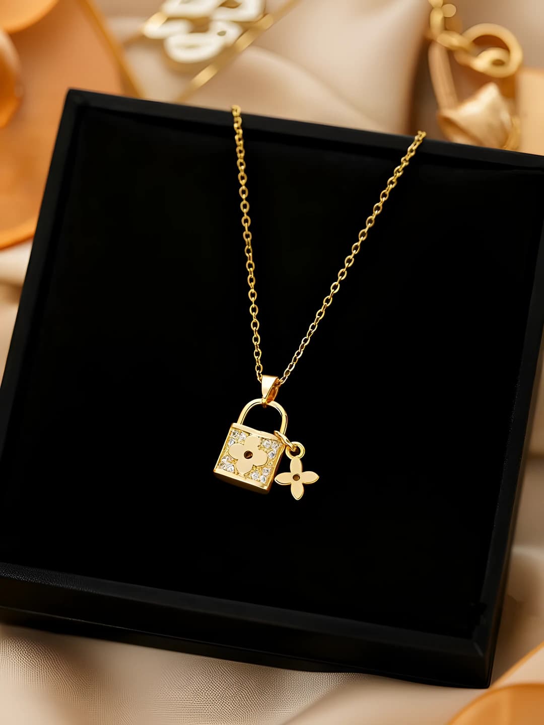 620 Floral lock necklace - Gold