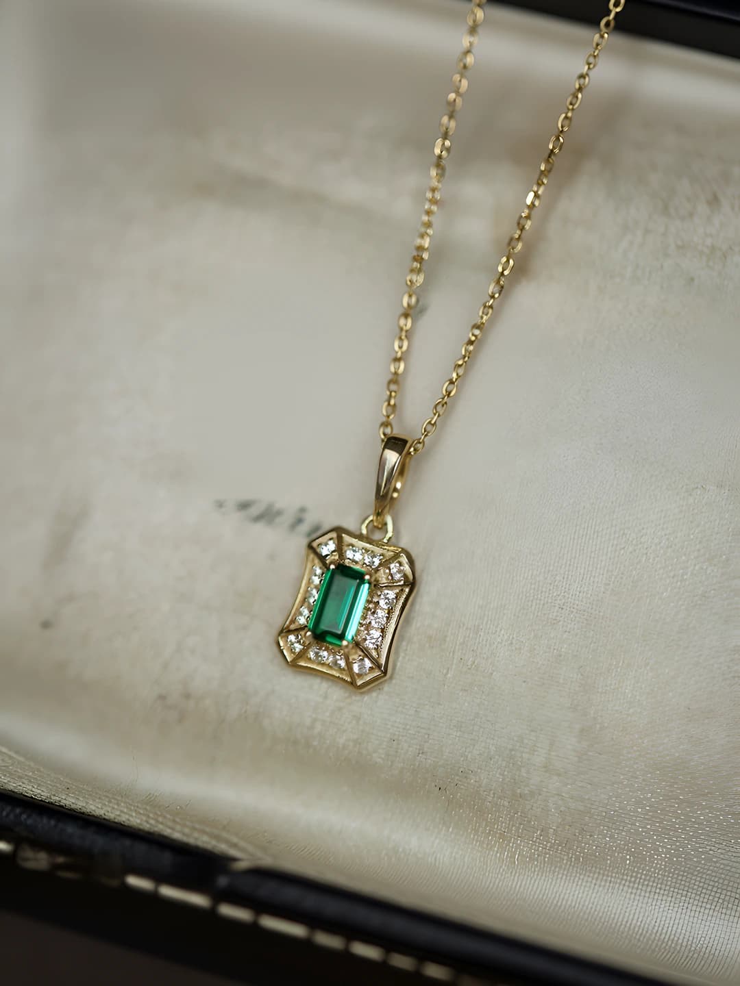Women's pendant necklace in retro style, French light luxury, emerald zircon, geometric design element