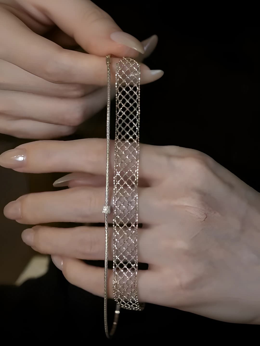 Ayollar uchun metall to'r bilaguzuk, geometrik shakldagi sovuq uslubdagi chiziqli dizayn elementi