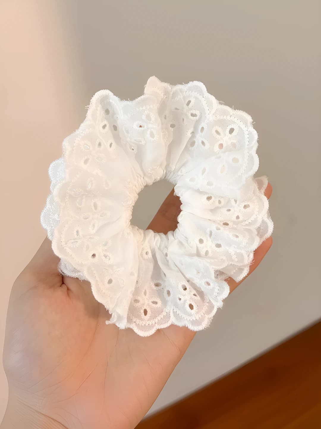 White embroidered lace, 10.5 cm