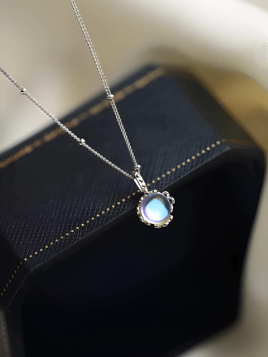 Women's pendant: new 2026 design, simple and versatile, gold-plated, with moon and stars, 31-40 cm length, 3 g weight, OL style, for fashion and work, with natural design element, cross chain, single layer, made of copper, electroplated