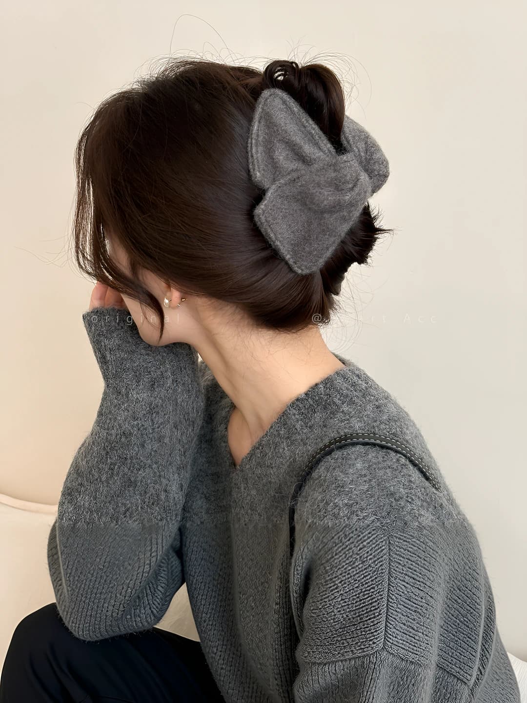 Grey wool triangle clip