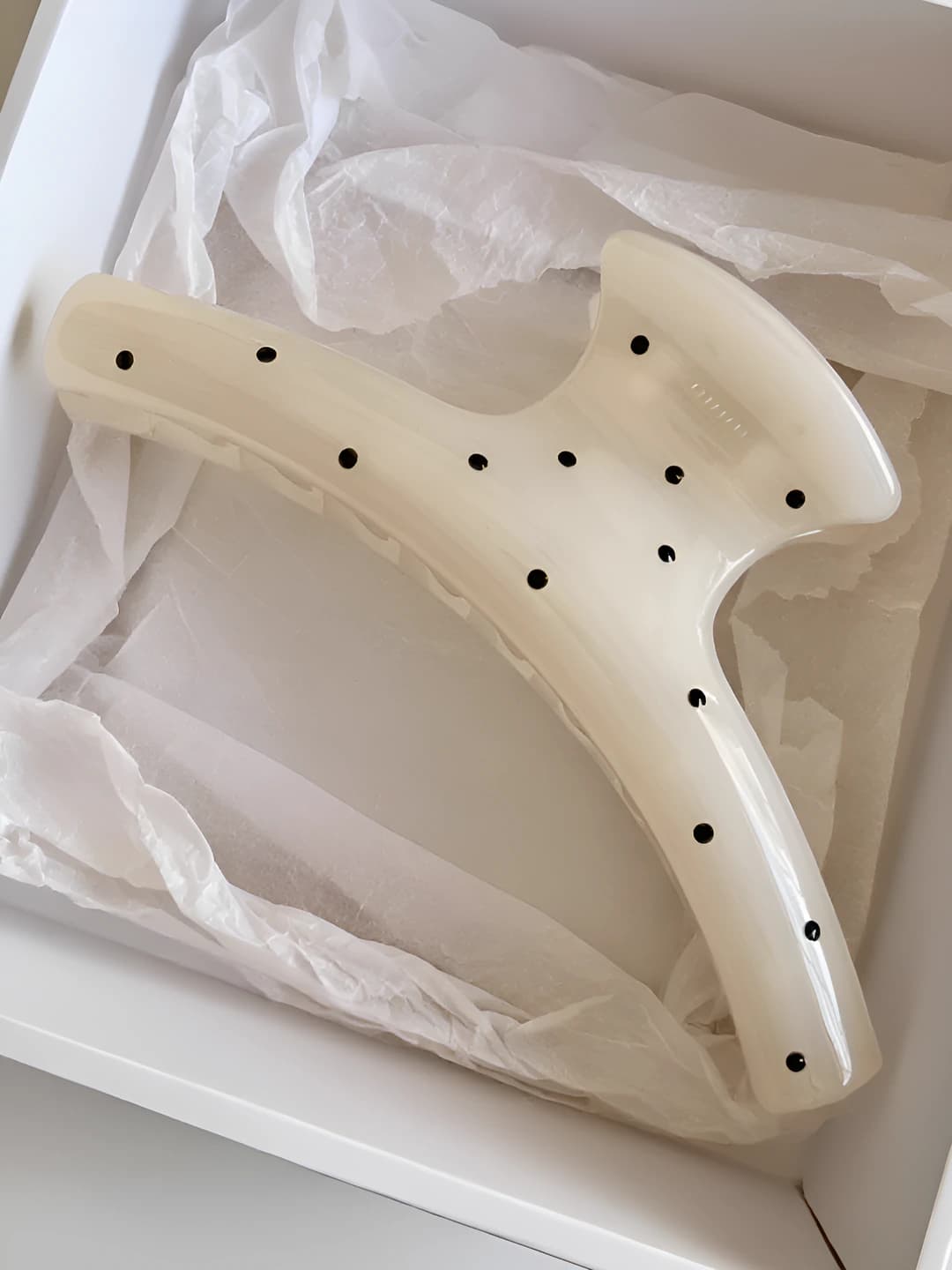 Polka dot hanger, white