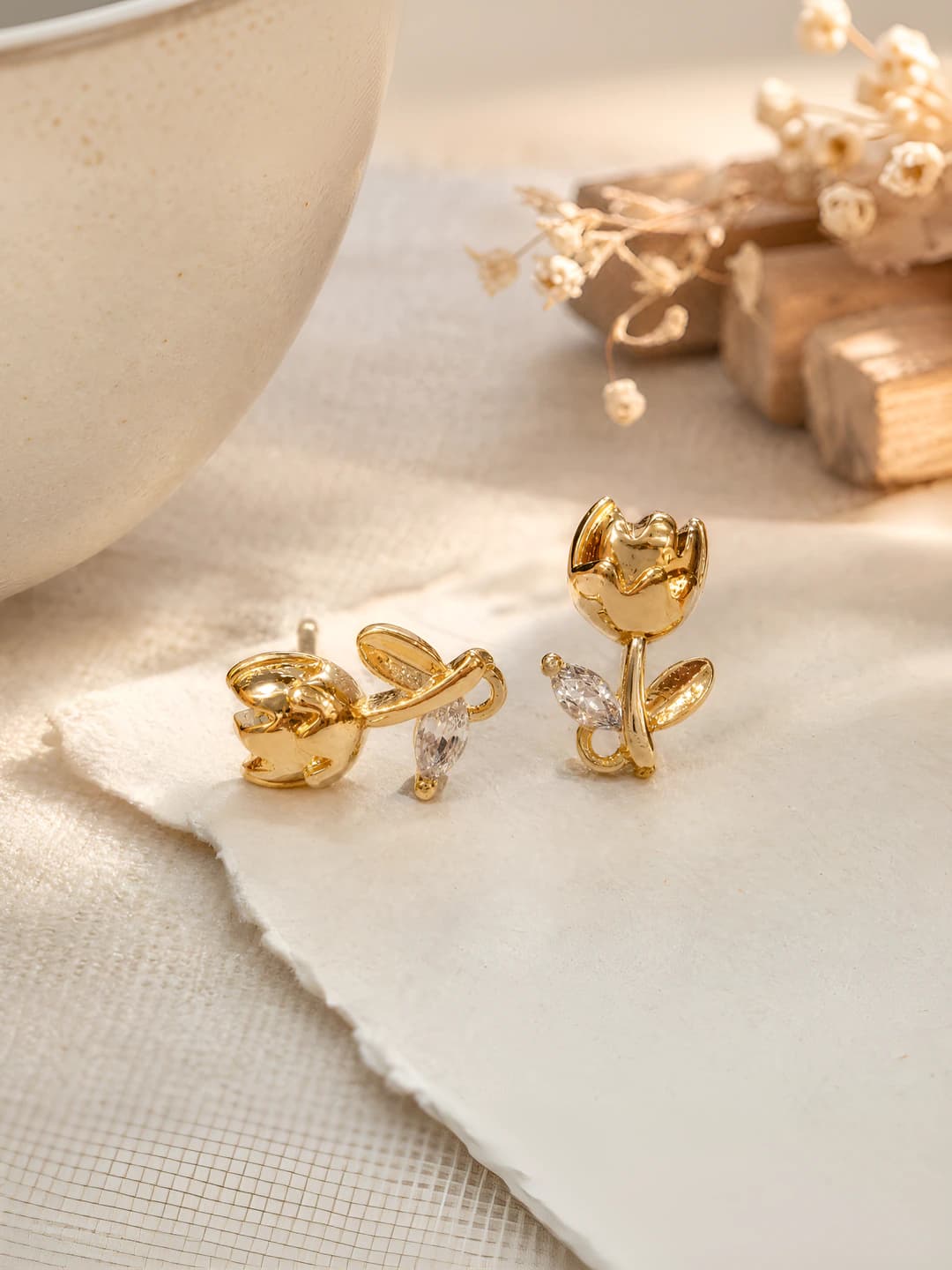 Gold tulip stud earrings (1 pair)