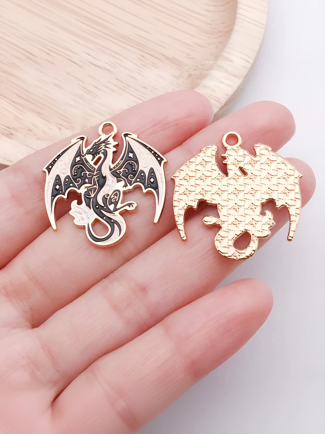 1 pc black drop two-winged dragon 28x26mm-2.8g-19350