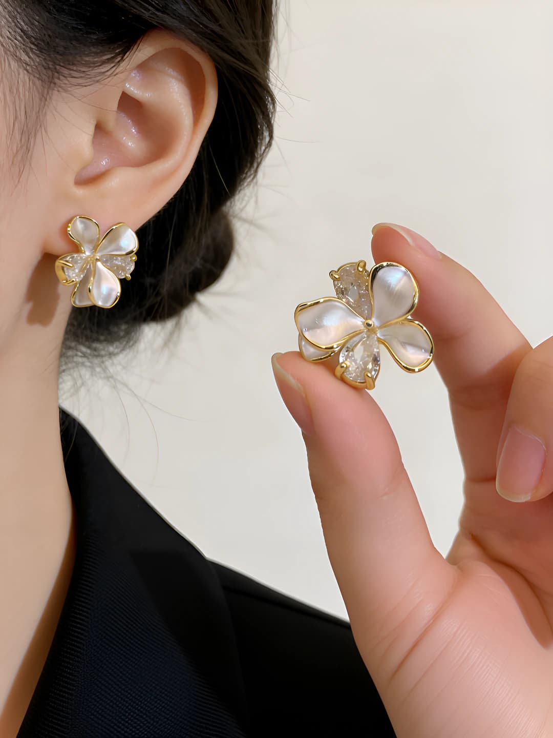Women's flower stud earrings with water drop zircon, copper with real gold plating, 925 silver post, light luxury style