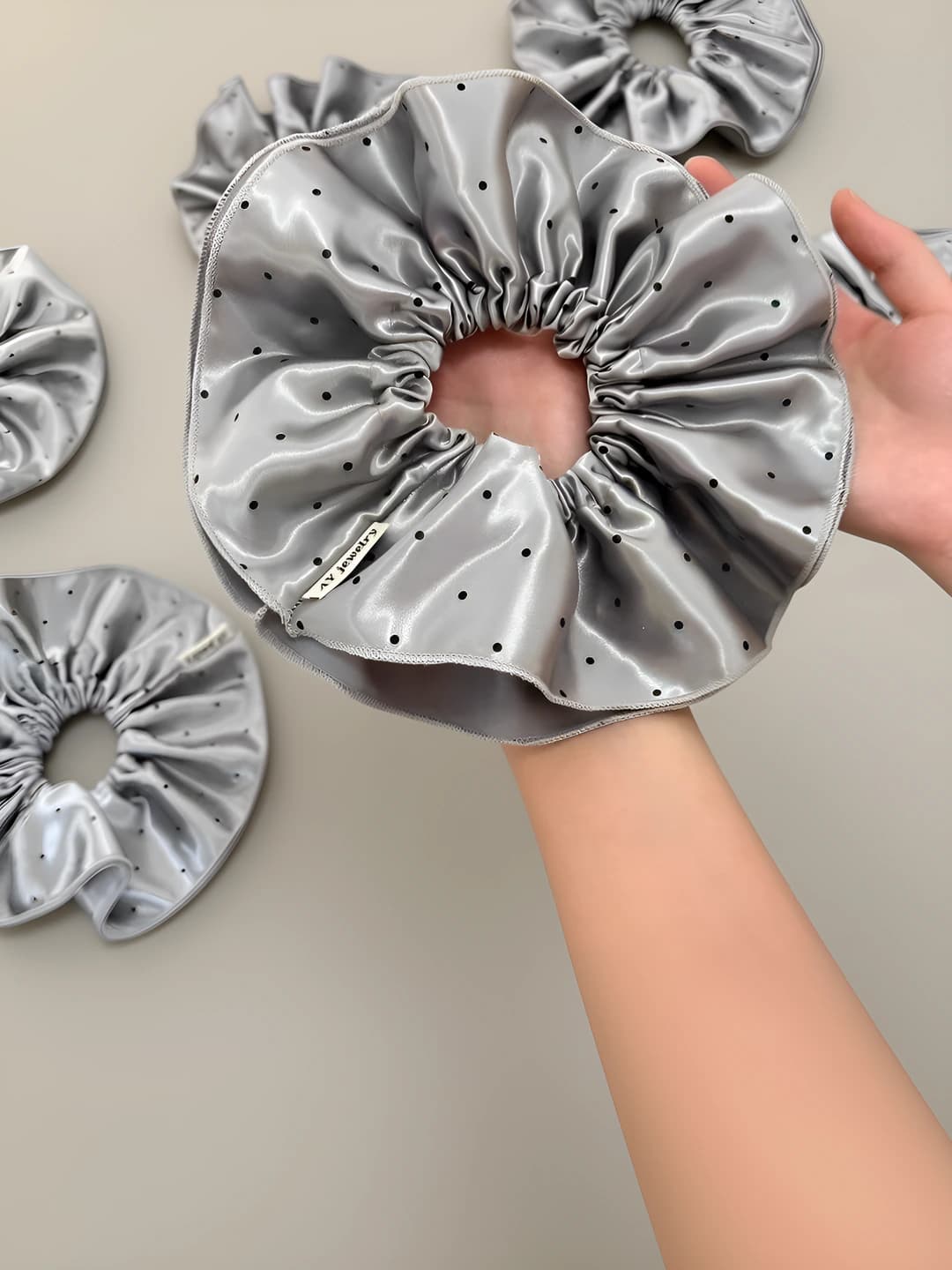 1# Grey double layer polka dot ~21 cm