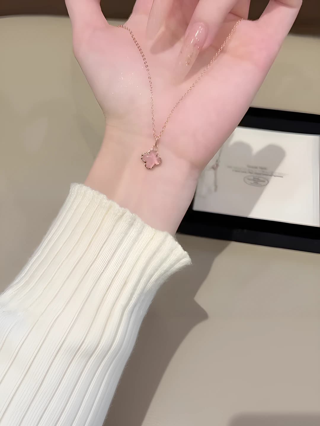 Women's pink four-leaf clover pendant necklace, sweet and cute, light luxury, casual